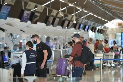 Khách du lịch tại sân bay quốc tế Suvarnabhumi ở Bangkok, Thái Lan. (Ảnh minh họa: THX/TTXVN)