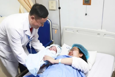 Phó Giáo sư, Tiến sĩ Vũ Văn Du – Phó Giám đốc Bệnh viện Phụ sản Trung ương chúc mừng sản phụ.