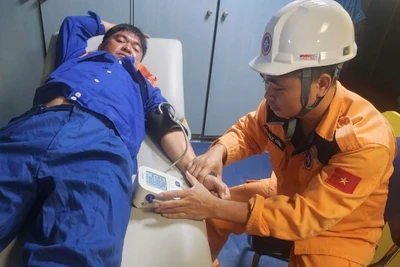Thăm khám sức khỏe sơ bộ cho thuyền viên tàu bị chìm. 