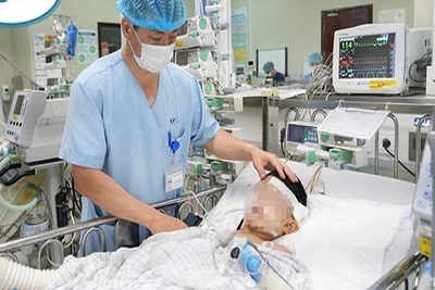 Tiến sĩ, bác sĩ Đặng Ánh Dương – Trưởng khoa Điều trị Tích cực Ngoại thăm khám cho một bệnh nhi đang điều trị tại khoa.