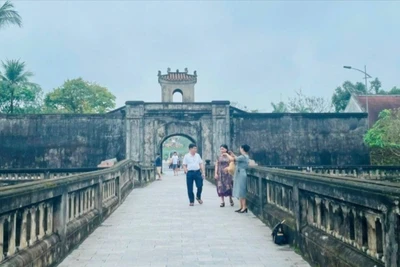 Du khách tham quan di tích Thành cổ Quảng Trị.