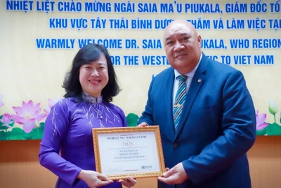 Giám đốc Khu vực Tây Thái Bình Dương của WHO, Tiến sĩ Saia Ma'u Piukala, mới đây đã trao tặng Bộ trưởng Y tế Đào Hồng Lan một giải thưởng toàn cầu của WHO nhằm vinh danh những thành tựu của bà trong công cuộc phòng chống tác hại của thuốc lá. (Ảnh: WHO Việt Nam)