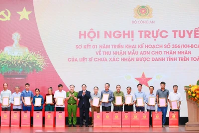 Thủ tướng Phạm Minh Chính trao Thông báo kết quả giám định ADN hài cốt liệt sĩ cho 15 đại diện thân nhân các gia đình liệt sĩ (1 gia đình liệt sĩ vắng mặt) chiều 25/7. 