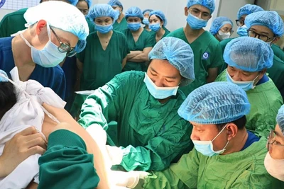 Các bác sĩ thực hiện gây tê vùng nhưng kim gây tê hiện có gần như không đủ chiều dài; nguy cơ thất bại cao dù có hỗ trợ siêu âm.