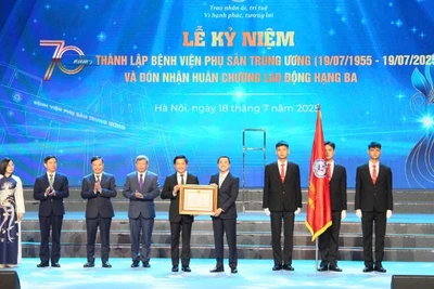 Thừa ủy quyền của Chủ tịch nước, Thứ trưởng Y tế Trần Văn Thuấn đã trao Huân chương Lao động hạng Ba cho Bệnh viện Phụ sản Trung ương.