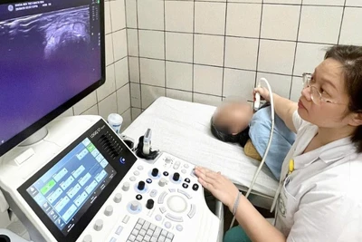 Bác sĩ chuyên khoa II Bùi Phương Thảo, Phó Khoa Nội tiết-Đái tháo đường siêu âm kiểm tra tuyến giáp cho người bệnh.