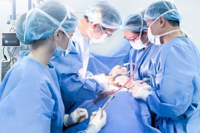 Bác sĩ phẫu thuật lấy khối bướu giáp cho bệnh nhân. 