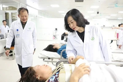 Bộ trưởng Y tế Đào Hồng Lan thăm hỏi người bệnh tại Bệnh viện Hữu nghị Việt Đức.