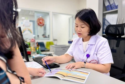 Bác sĩ chuyên khoa II Nguyễn Nguyên Huyền, Giám đốc Trung tâm Phòng, chống dịch, Bệnh viện Bệnh Nhiệt đới Trung ương tư vấn cho người bệnh. 