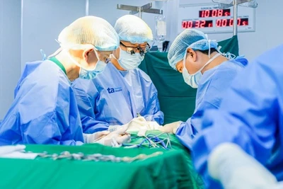 Bác sĩ phẫu thuật cho bệnh nhi.