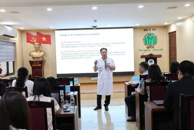 Các học viên được thực hành trên người thật, đối chiếu kết quả với “chuẩn vàng” do giảng viên quốc tế đưa ra.