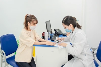 Bác sĩ khám da liễu cho bệnh nhân. (Ảnh minh họa)