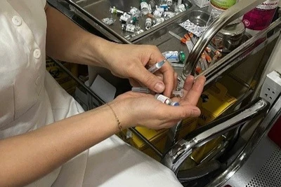 Một y tá đang chuẩn bị vaccine phòng dại để tiêm cho người bị chó cắn. (Ảnh: Tuyên Quang CDC/Hà Ngọc Hà) 