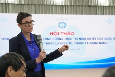 Tiến sĩ Angela Pratt trao đổi với phóng viên tại Hội thảo cung cấp thông tin cho báo chí về tăng cường thực thi nghị quyết của Quốc Hội về quy định cấm thuốc lá điện tử, thuốc lá nung nóng.