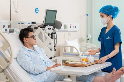 Điều dưỡng Bệnh viện Đại học Phenikaa chăm sóc người bệnh.