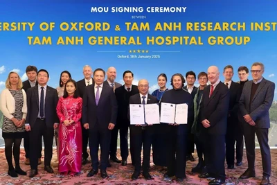 Ngày 18/1, tại Vương quốc Anh, Đại học Oxford và Viện Nghiên cứu Tâm Anh (TAMRI) ký kết Biên bản ghi nhớ hợp tác (MOU) hợp tác trao đổi nghiên cứu khoa học và đào tạo y khoa. (Ảnh: Tâm Anh)