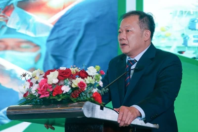 Tiến sĩ, bác sĩ Dương Đức Hùng, Giám đốc Bệnh viện Hữu nghị Việt Đức phát biểu tại hội nghị.