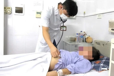 Bác sĩ Lê Văn Thiệu khám cho người bệnh. 