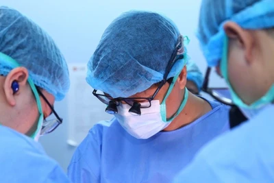 Các thầy thuốc Bệnh viện Trung ương Quân đội 108 tập trung cao độ cho ca đại phẫu.