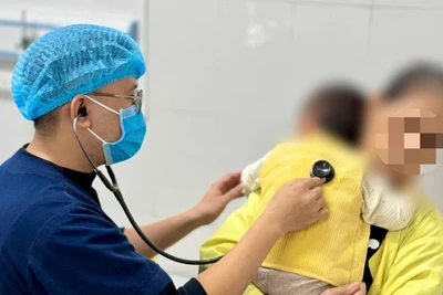 Bác sĩ thăm khám cho bệnh nhi. 