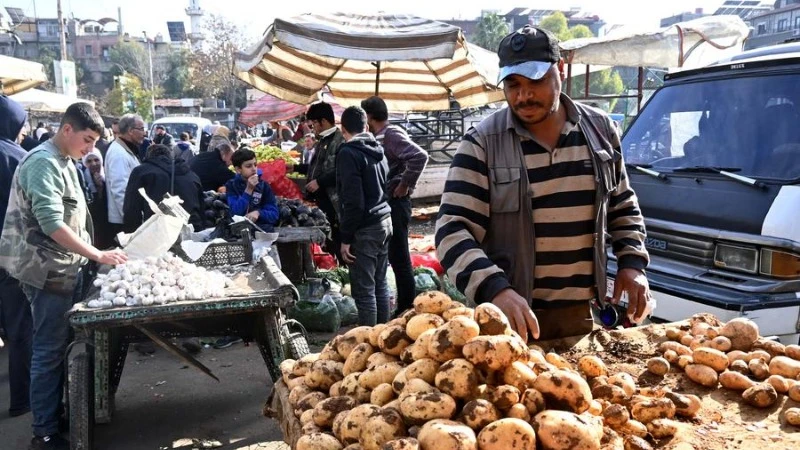Những người bán hàng trưng bày hàng hóa của họ để bán dọc theo một con phố ở Damascus, Syria. (Ảnh: XINHUA)