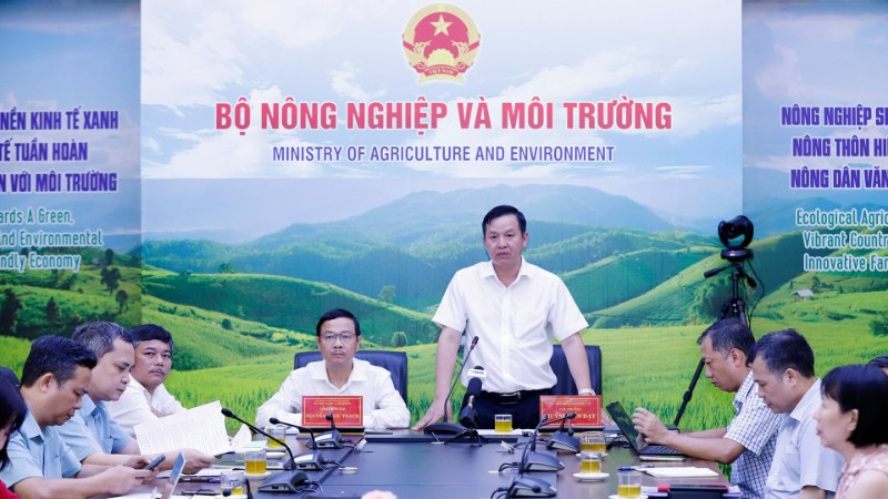 Cục trưởng Cục Trồng trọt và Bảo vệ thực vật Huỳnh Tấn Đạt (đứng) và Tổng Biên tập Báo Nông nghiệp và Môi trường Nguyễn Ngọc Thạch đồng chủ trì hội nghị.