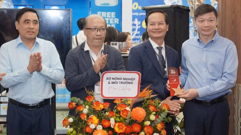 Thứ trưởng Nguyễn Quốc Trị, Cục trưởng Trần Quang Bảo tặng hoa chúc mừng ngành gỗ.