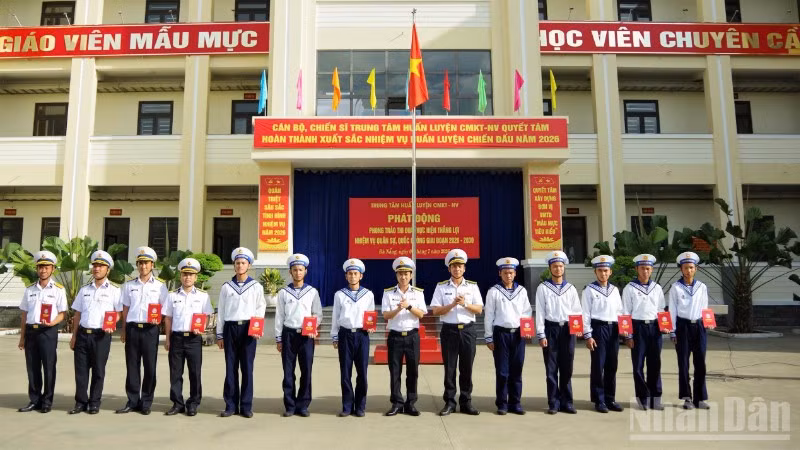 ndo_br_trung-tam-huan-luyen-chuyen-mon-ky-thuat-nghiep-vu-vung-3-hai-quan-trao-danh-hieu-giao-vien-mau-muc-hoc-vien-chuyen-can-2382.jpg