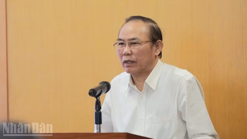 Thứ trưởng Nông nghiệp và Môi trường Phùng Đức Tiến chỉ chỉ đạo tại buổi họp báo.