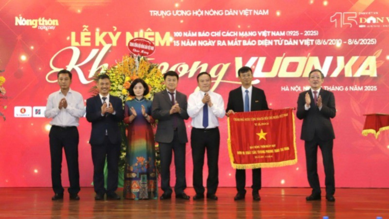 Báo Nông thôn Ngày nay/Báo điện tử Dân Việt đón nhận Cờ Thi đua của Chính phủ. Ảnh: Báo Dân Việt. z6674136428831-79516f45b774adbbd82fc8df361ef55c-6302-5539.jpg