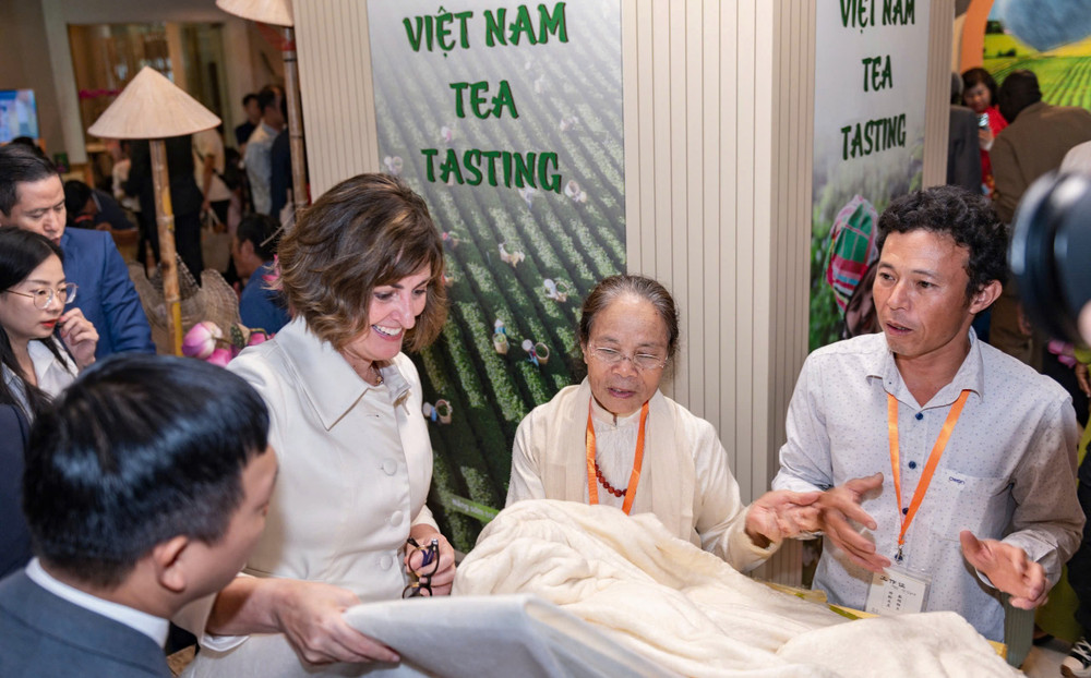 Bà Beth Bechdol, Phó Tổng Giám đốc FAO và các đại biểu tham quan gian hàng lụa tơ tằm Mỹ Đức (Hà Nội). z6806298376388-732900582f5d1a079fb27d01d4bd0fc4.jpg