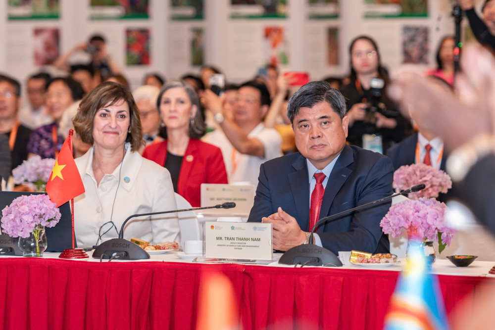 Thứ trưởng Trần Thanh Nam và bà Beth Bechdol, Phó Tổng Giám đốc FAO tại Diễn đàn cấp cao liên khu vực về mô hình OCOP (Mỗi xã một sản phẩm) ngày 15/7. z6806298328317-9dd49cf4d562c1cbccd35ff5847dd289.jpg