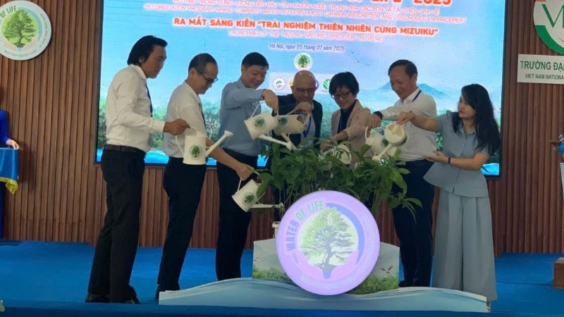 Các đại biểu tham gia nghi lễ khởi động Chương trình “Water of Life: Bảo tồn nguồn nước - Vì một Việt Nam xanh”. 