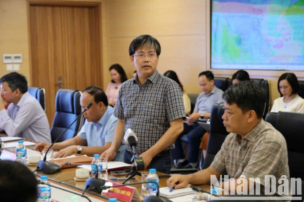 Ông Mai Văn Khiêm, Giám đốc Trung tâm Dự báo khí tượng thủy văn quốc gia thông tin về hướng đi của bão số 1. ong-khiem-4010.jpg