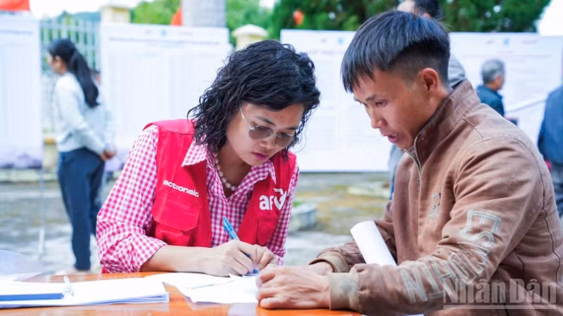 Hơn 350 hộ dân nghèo và cận nghèo tại bốn xã của tỉnh Đắk Lắk đã được nhận hỗ trợ tiền mặt với tổng kinh phí 1,05 tỷ đồng.