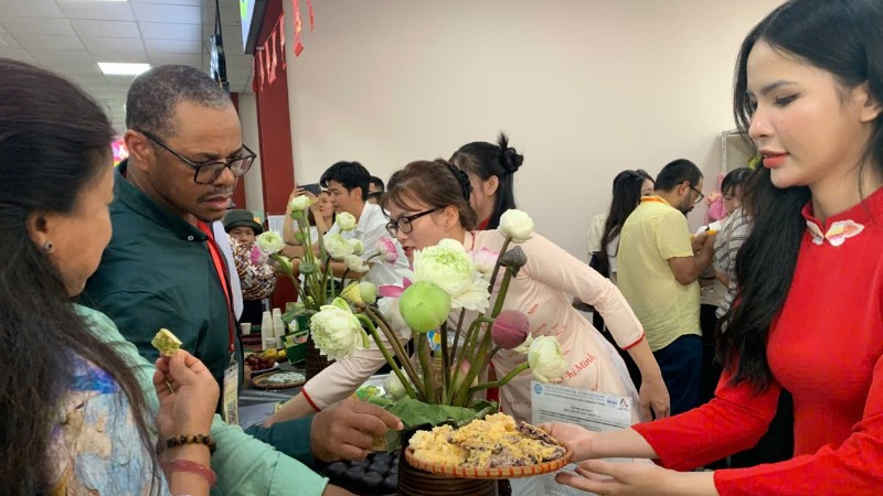 Đoàn đại biểu tham quan và thưởng thức các sản phẩm OCOP tỉnh Ninh Bình.