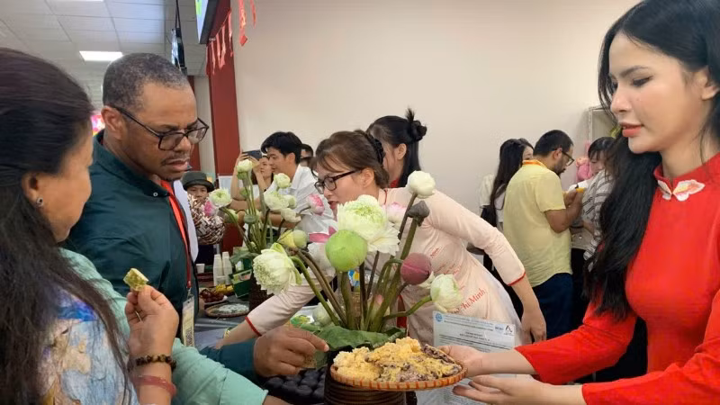 Đoàn đại biểu tham quan và thưởng thức các sản phẩm OCOP tỉnh Ninh Bình.