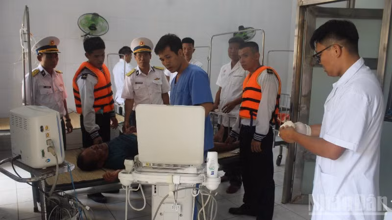 Các y, bác sĩ thăm khám cho bệnh nhân.