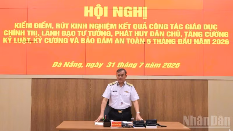 Chuẩn Đô đốc Nguyễn Đăng Tiến, Bí thư Đảng ủy, Chính ủy Vùng phát biểu tại hội nghị.