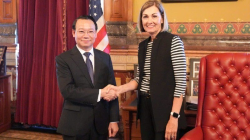 Bà Kim Reynolds, Thống đốc bang Iowa, đón tiếp Bộ trưởng Đỗ Đức Duy tại phòng làm việc cá nhân. z6666083940275-a2987e22bf2c12f54a412237a34bc966-2172-1186.jpg