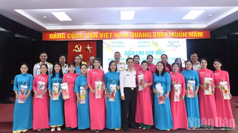 ndo_br_8-lu-doan-161-to-chuc-gap-mat-chuc-mung-hoi-phu-nu-don-vi-9473.jpg
