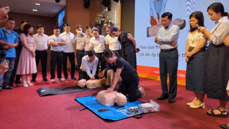 Chuyên gia hướng dẫn các phóng viên thực hành sơ cấp cứu cho nạn nhân.