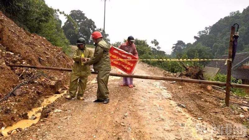 Miền núi Nghệ An sạt lở, chia cắt cục bộ.