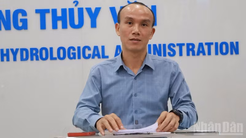 Ông Hoàng Phúc Lâm, Phó Giám đốc Trung tâm Dự báo khí tượng thủy văn quốc gia thông tin với báo chí về diễn tiến bão số 12.