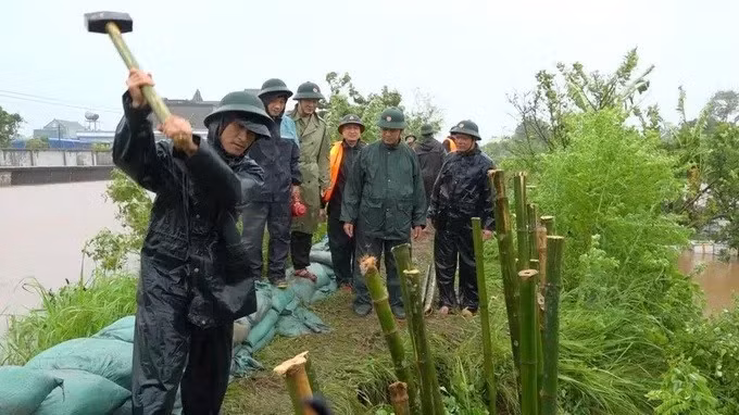 Bộ Chỉ huy Quân sự tỉnh Hưng Yên đã điều động 60 chiến sĩ cùng chính quyền và nhân dân xã Hồng Vũ khắc phục sự cố chiều 22/7. (Ảnh: VOV)