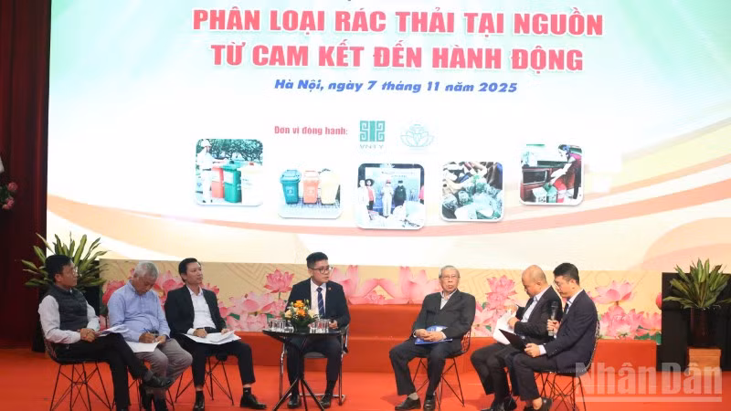 Các diễn giả thảo luận tại tọa đàm “Phân loại rác thải tại nguồn: Từ cam kết đến hành động”.