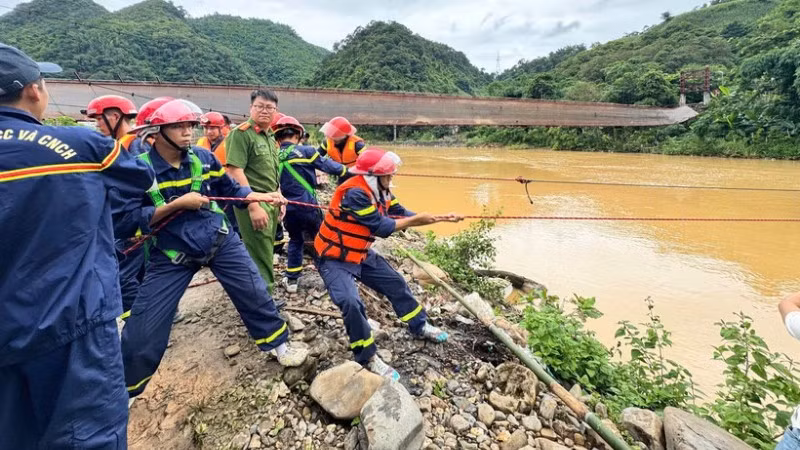 Lực lượng cứu hộ đang trục vớt ô-tô do sự cố đứt cáp nghiêng cầu treo Búng Pon. (Ảnh: nhandan.vn)