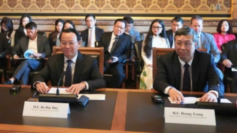 Bộ trưởng Đỗ Đức Duy và Thứ trưởng Hoàng Trung cùng đoàn các cơ quan, doanh nghiệp, hiệp hội ngành nông nghiệp Việt Nam dự cuộc họp. nn1-4277-5889.jpg