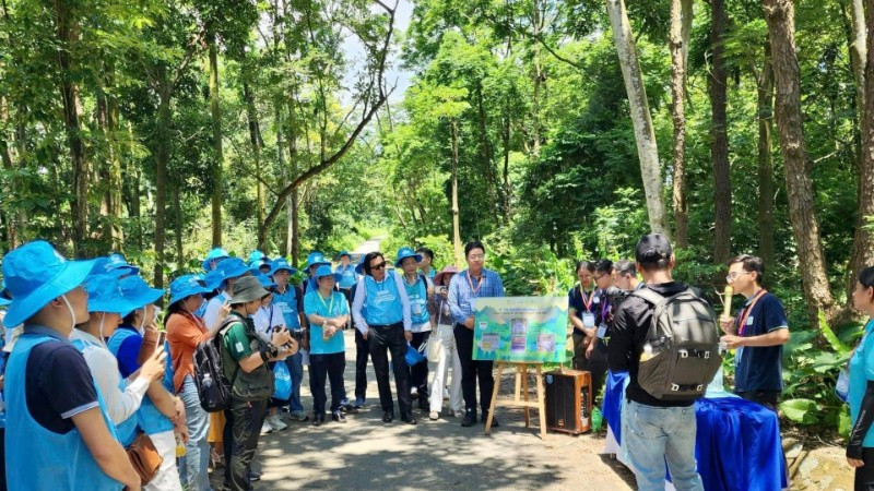 Các đại biểu tham quan mô hình trải nghiệm các hoạt động trong sáng kiến “Trải nghiệm thiên nhiên cùng Mizuiku”. lam-nghiep-1-1523-285.jpg