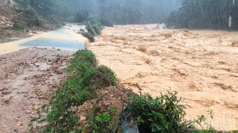 Sạt lở đất, ngập lụt đã cắt đứt tuyến đường từ thành phố Huế lên xã xã thuộc huyện Nam Đông (cũ), khiến các xã này bị cô lập. (Ảnh: minh họa)